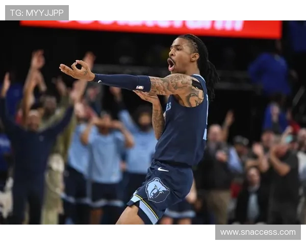 步行者球员今日穿搭亮相 展示主场球馆独特定位与风采